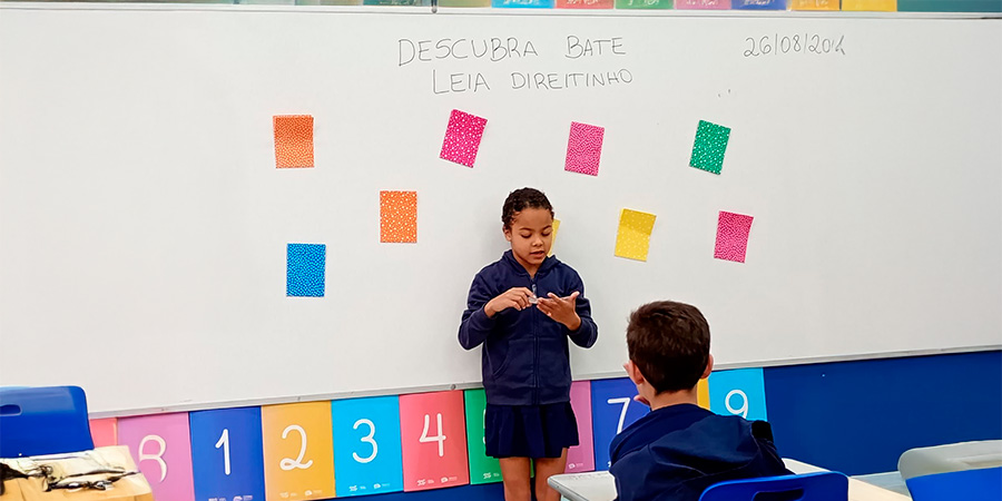 aluna em atividade de leitura - sala de aula. 