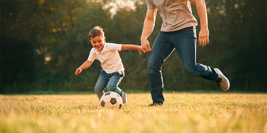 menino chutando bola em tempo livre 