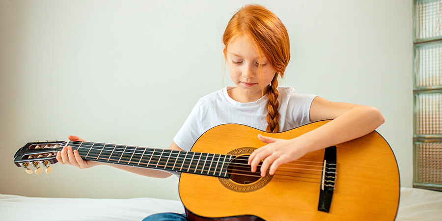menina tocando violão - Desenvolver autonomia transforma estudantes em autodidatas eficazes