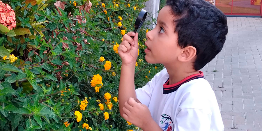 aluno em aula no jardim 