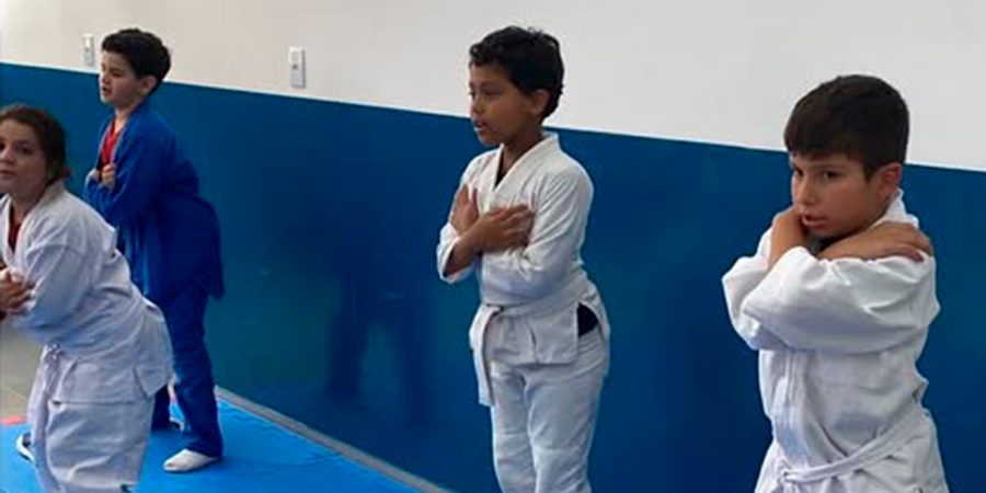 crianças fazendo judô na escola moura jardim em são paulo. 
