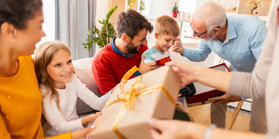família trocando presentes 