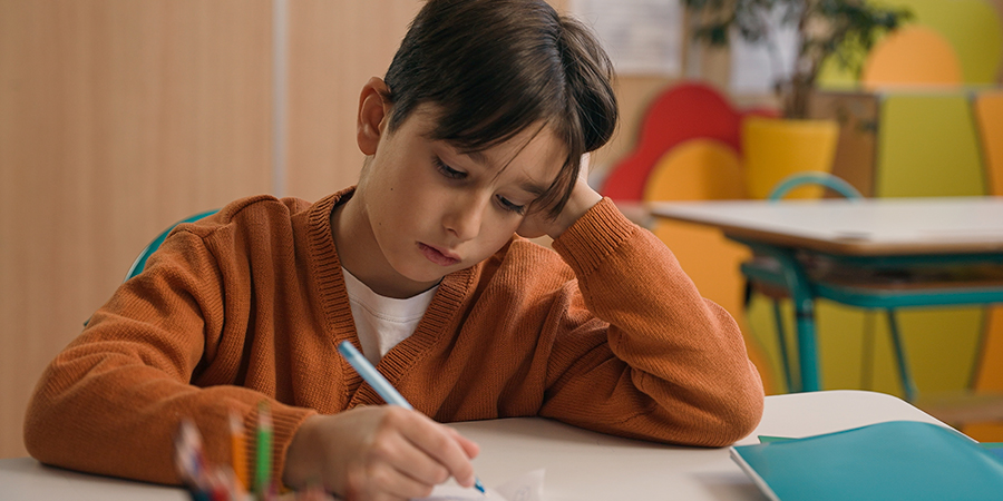 menino tentando estudar 