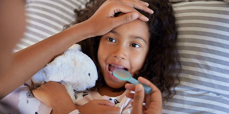 menina tomando remédio 
