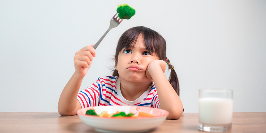 seletividade alimentar menina comendo 