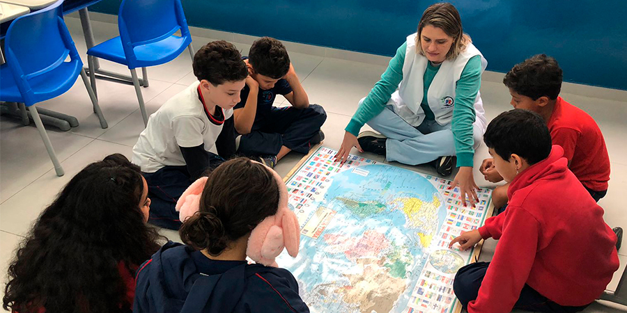 alunos vendo mapa 