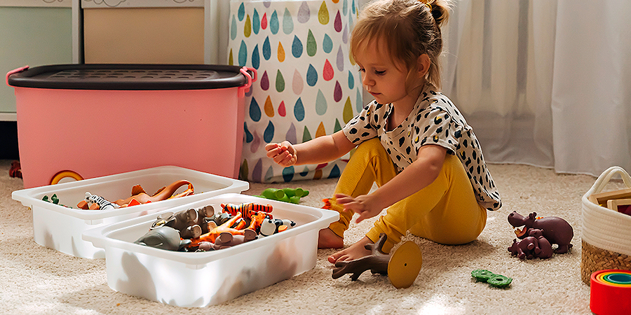 criança organizando 