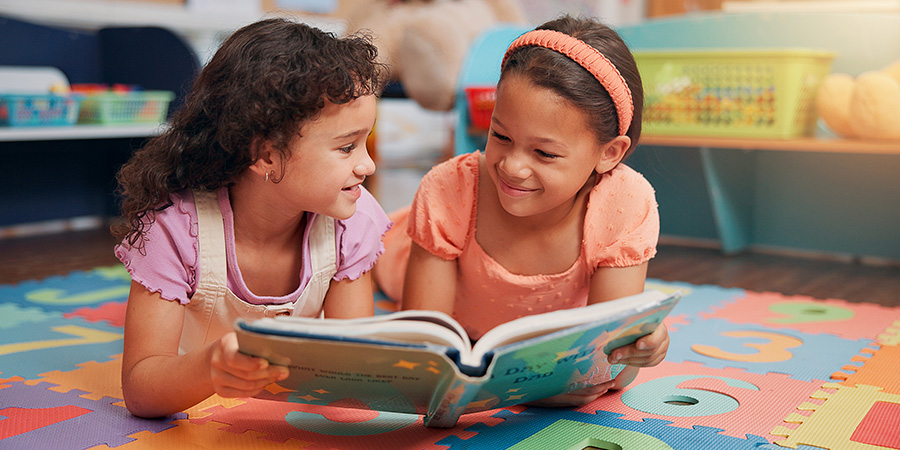 duas meninas lendo livro 