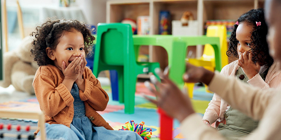 menina brincando  e como Piaget explica o desenvolvimento do pensamento infantil