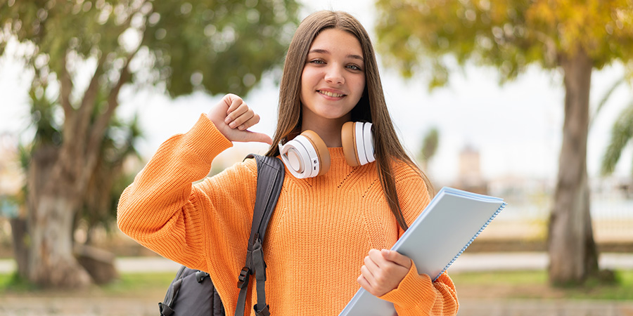 adolescentes com fone - Como fortalecer a autoestima de adolescentes