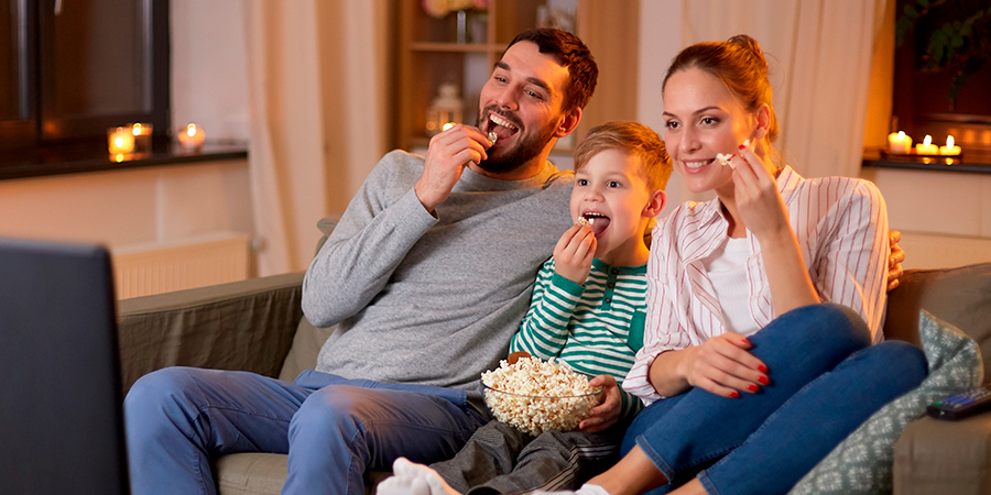 família vendo filme comendo pipoca 