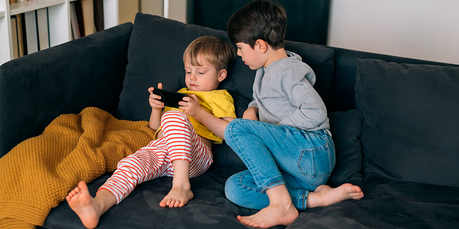 crianças usando celular 