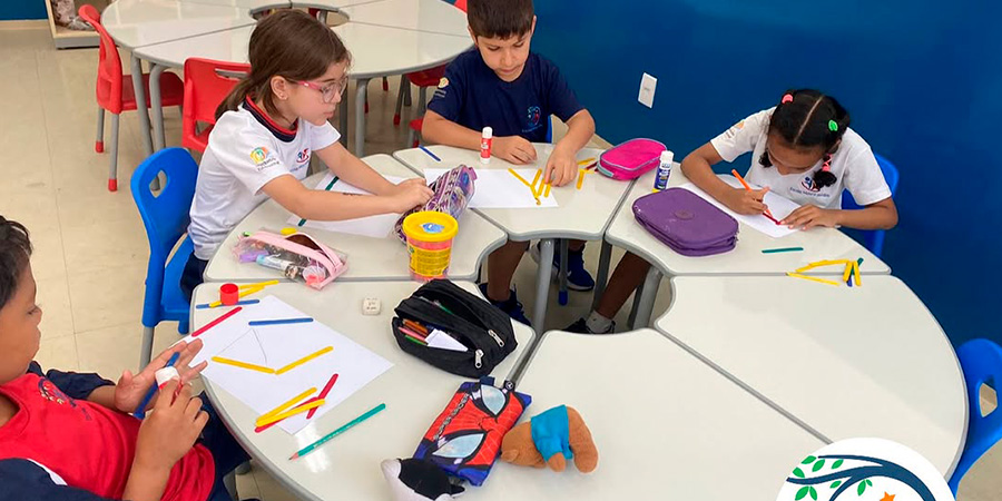crianças desenhando com interferência do palito de picolé 