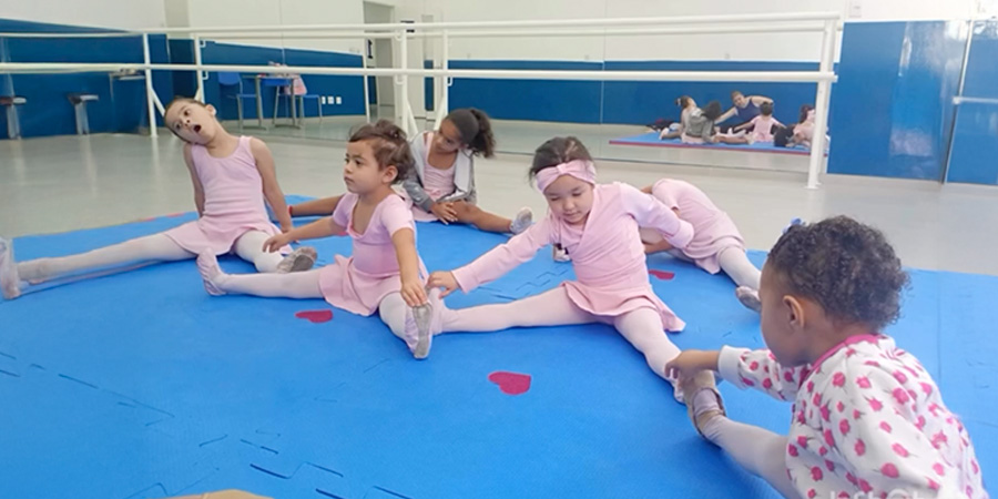 crianças fazendo balé 