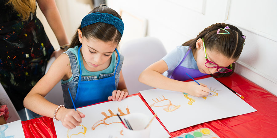 meninas pintando desenho na folha 