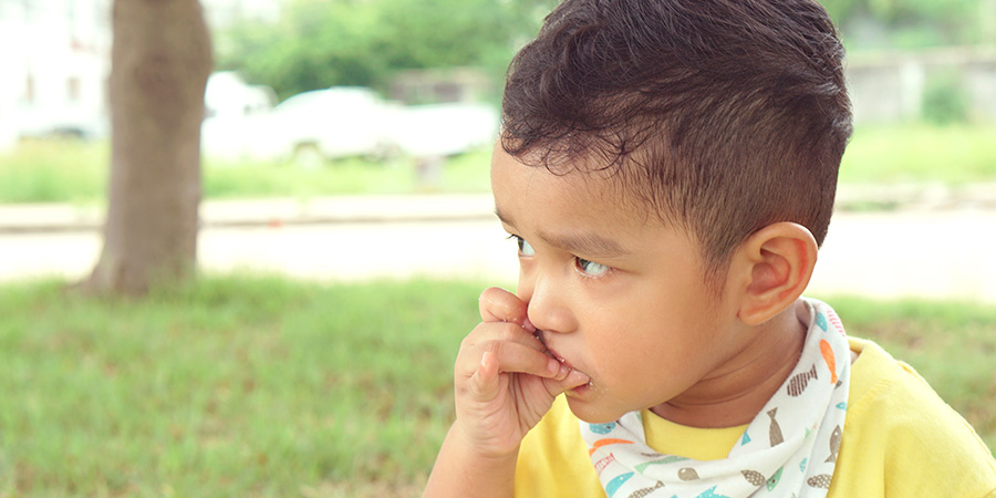 menino roendo unha - Mania infantil e os pequenos hábitos que merecem atenção